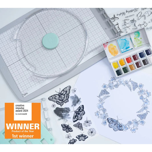 Stamp and Spin Tool ... Sizzix Studio Mixed Media. For precision alignment and repetitive layering of stamps to produce repeating circular designs in mixed media, papercrafts, scrapbooking, art journaling, visual arts of all kinds. This award winning adapter for the Sizzix Stamping Platform system will enable you to create circular artwork, wreaths, rings, repeating areas of design in different angles. Features 8 inch wide circular workarea, transparent lid for easy placement. Example of use.