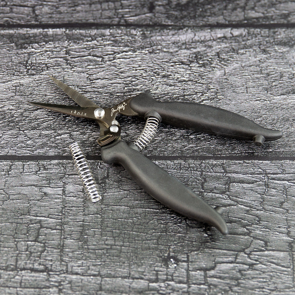 Recoil Snips, 7" Scissors - by Tim Holtz and Tonic Studios ... Titanium-coated, double-bevelled smooth sharp blades with customisable spring tension to provide a smooth precise cutting experience for both left and right handed crafters. A fusion of ingenuity plus innovation, Tim Holtz Recoil Scissors have features specifically designed for the maker (creators, crafters, artists). Image of an open pair of Tim Holtz Tonic Studios Recoil Snips (7" scissors).