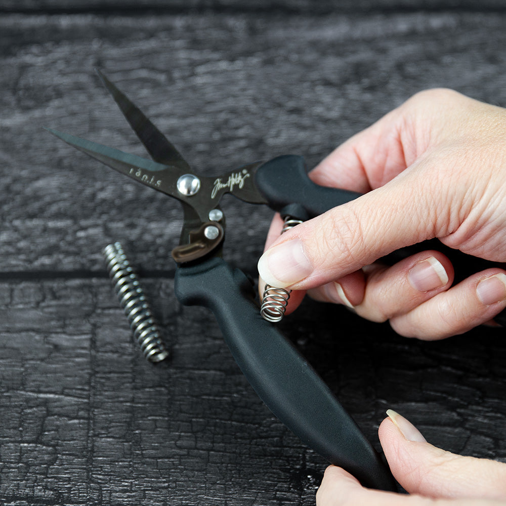 Recoil Snips, 7" Scissors - by Tim Holtz and Tonic Studios ... Titanium-coated, double-bevelled smooth sharp blades with customisable spring tension to provide a smooth precise cutting experience for both left and right handed crafters. A fusion of ingenuity plus innovation, Tim Holtz Recoil Scissors have features specifically designed for the maker (creators, crafters, artists). Image of an open pair of Tim Holtz Tonic Studios Recoil Snips (7" scissors) with the springs.